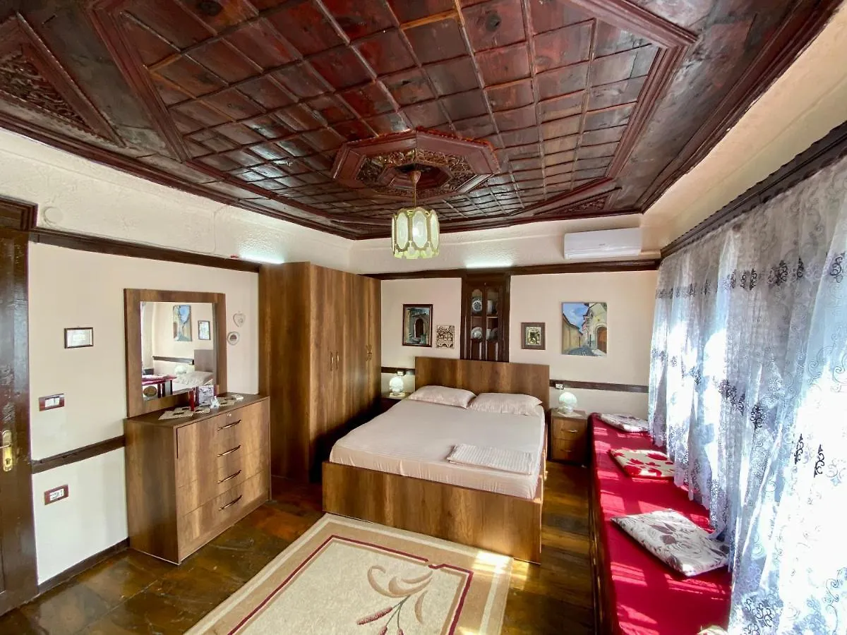 בראט Restaurant & Guest House Semani לינה וארוחת בוקר