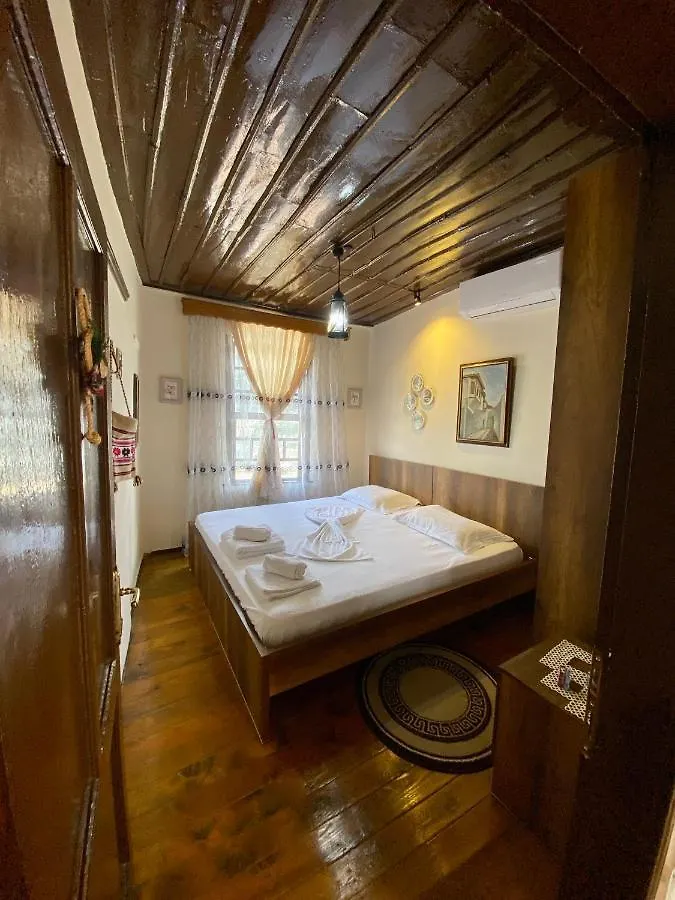 בראט Restaurant & Guest House Semani