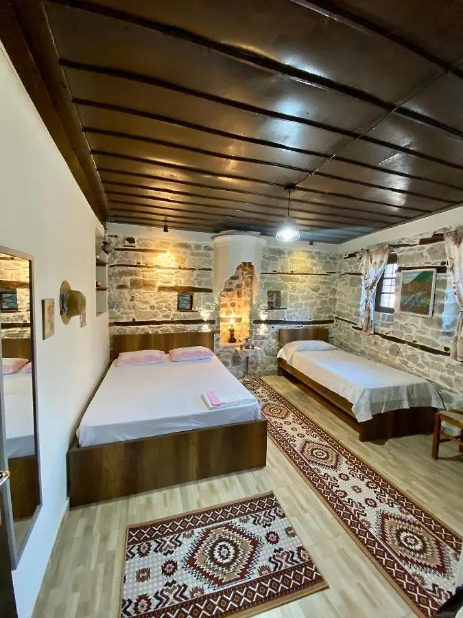 לינה וארוחת בוקר בראט Restaurant & Guest House Semani אלבניה