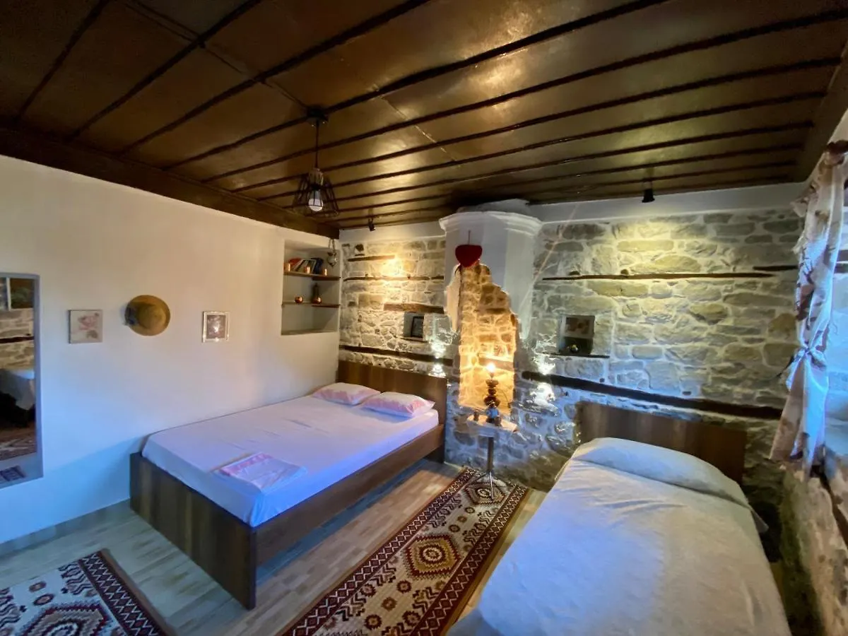 בראט Restaurant & Guest House Semani לינה וארוחת בוקר