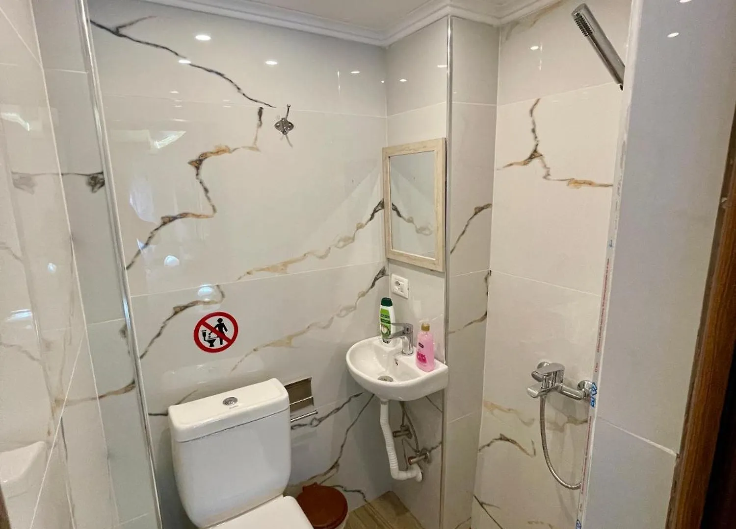 בראט Restaurant & Guest House Semani לינה וארוחת בוקר