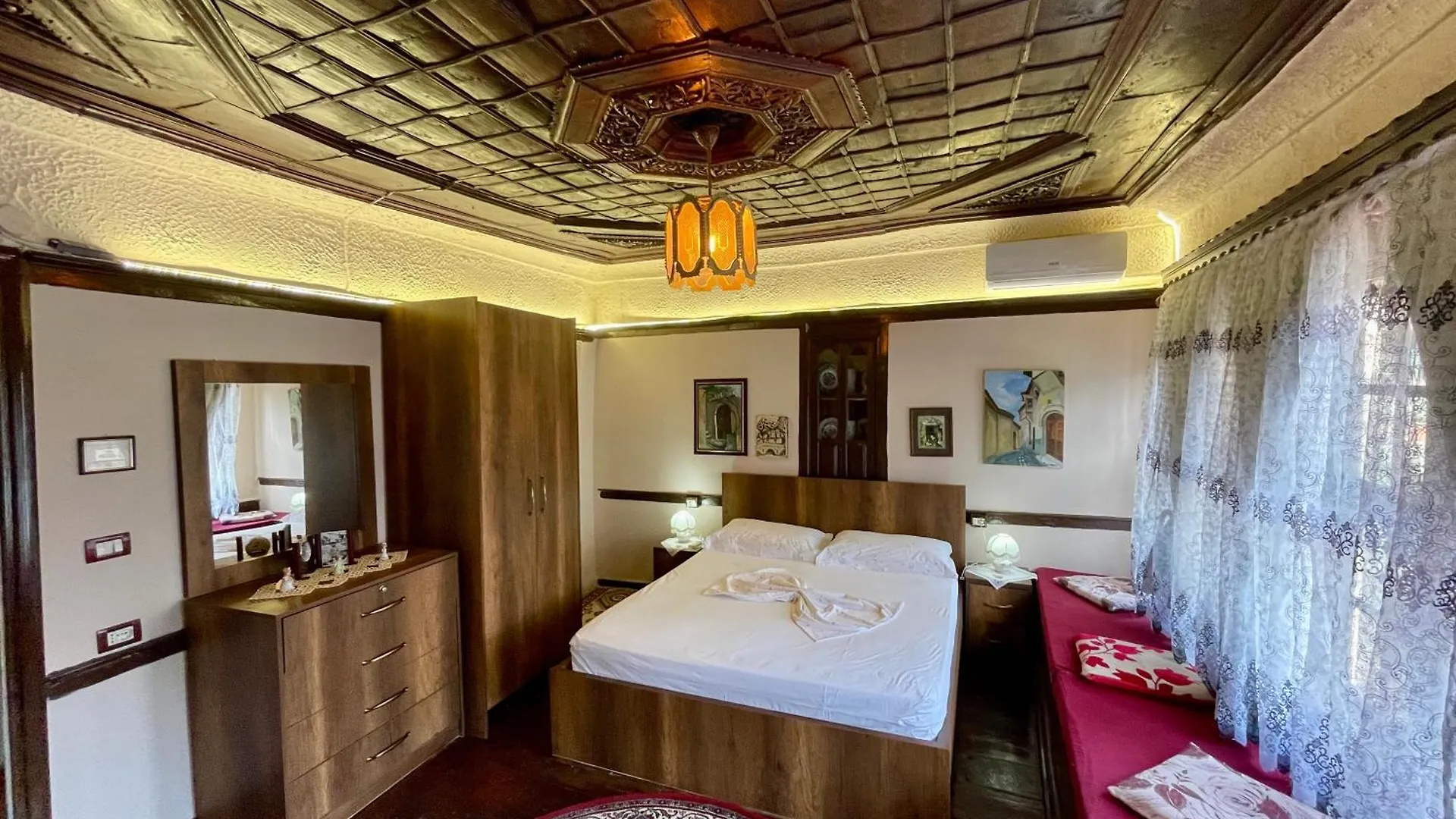 בראט Restaurant & Guest House Semani