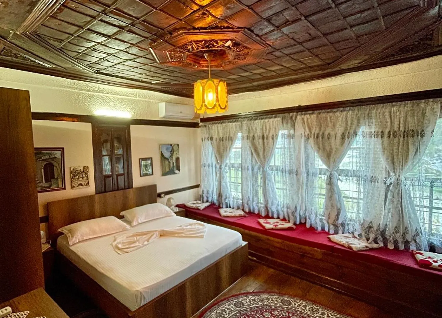 בראט Restaurant & Guest House Semani לינה וארוחת בוקר