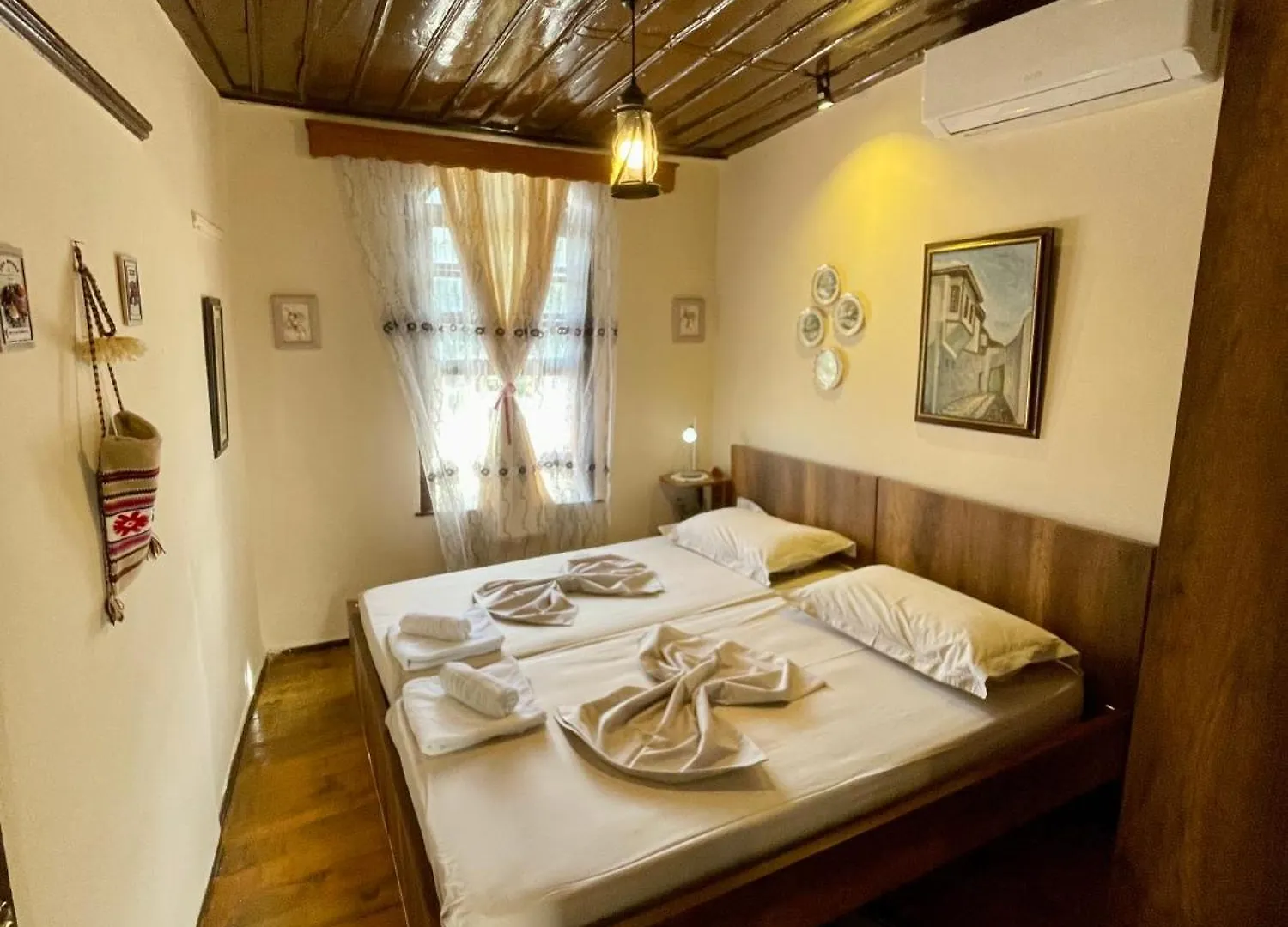 לינה וארוחת בוקר בראט Restaurant & Guest House Semani אלבניה