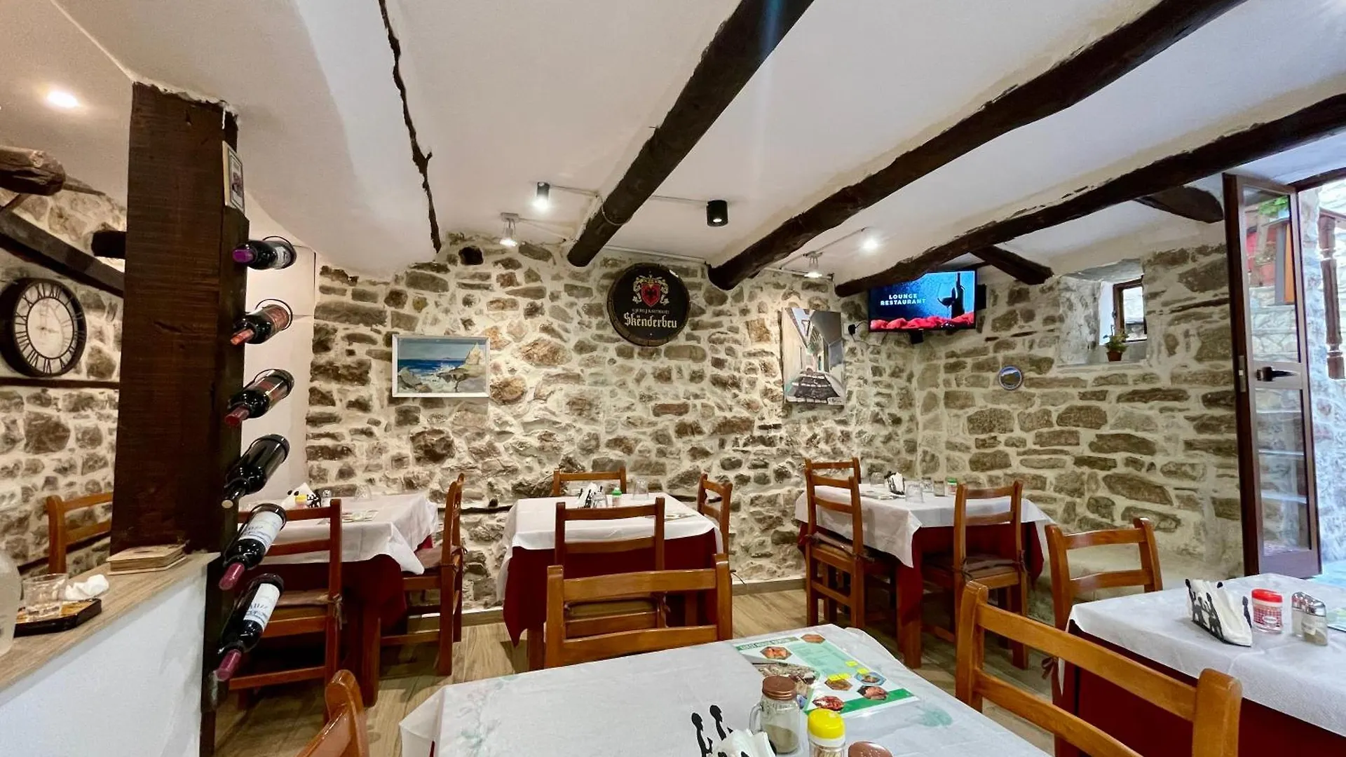 בראט Restaurant & Guest House Semani לינה וארוחת בוקר
