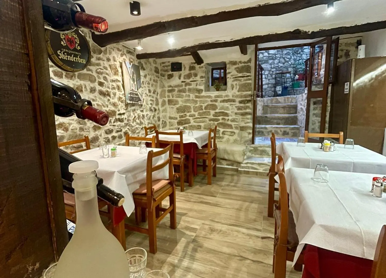לינה וארוחת בוקר בראט Restaurant & Guest House Semani