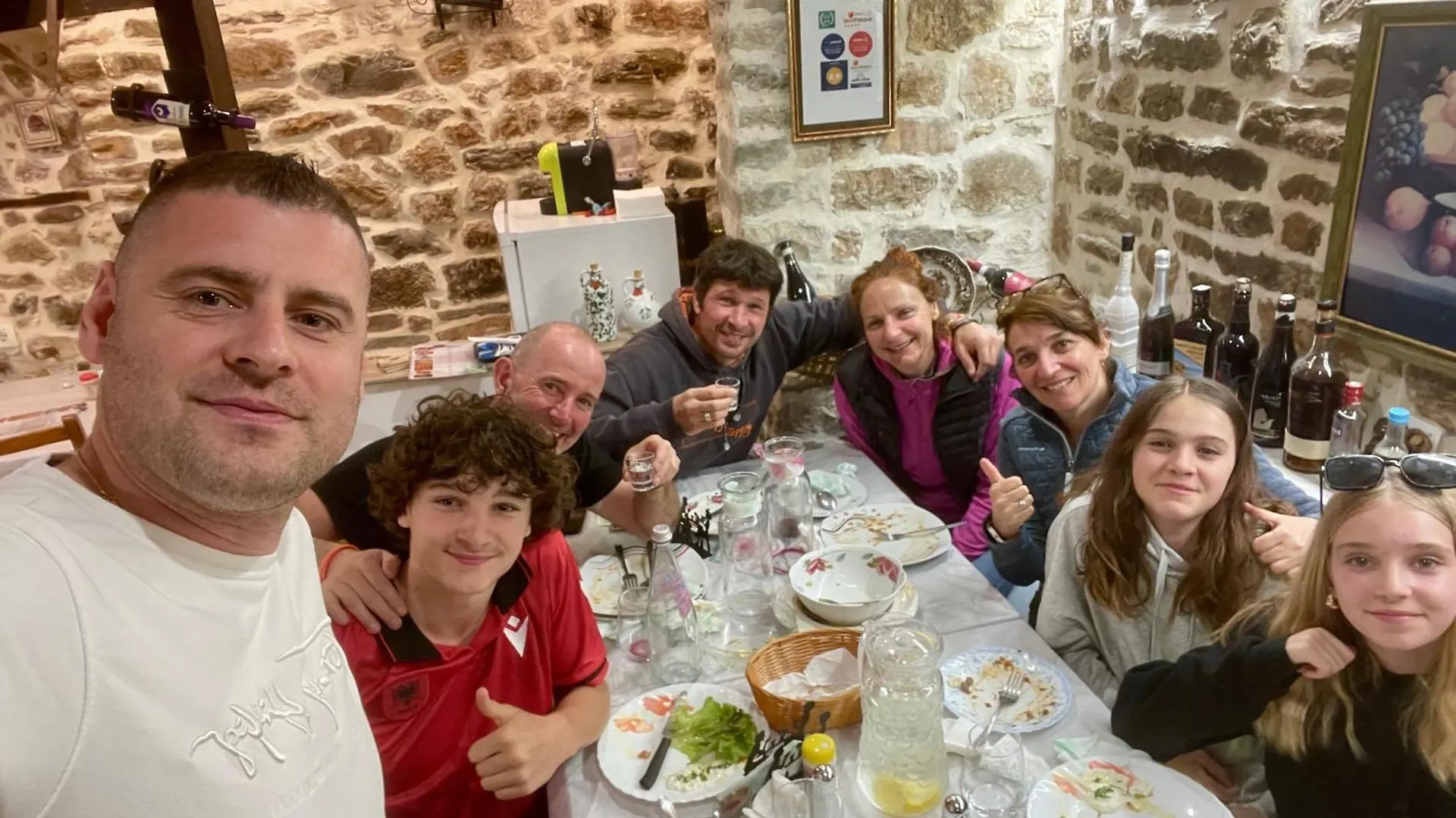 בראט Restaurant & Guest House Semani לינה וארוחת בוקר